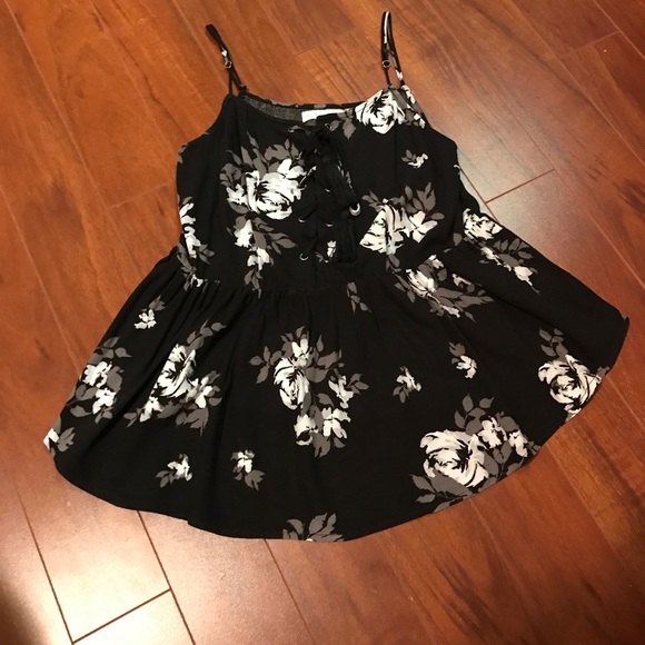 LACE UP FLORAL BLACK SHIRT - Picture 2 of 3